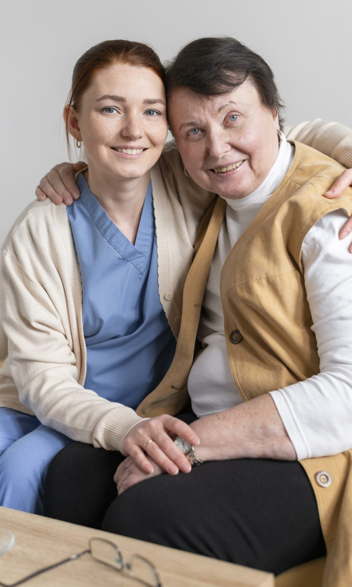 medium-shot-smiley-women-posing